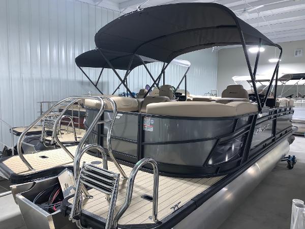 Starcraft SLS 3 2024 Starcraft SLS 3 pontoon boat in indoor showroom.
