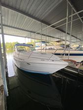 Rinker 340 Fiesta Vee 2000 Rinker 340 Fiesta Vee boat docked under a covered marina.