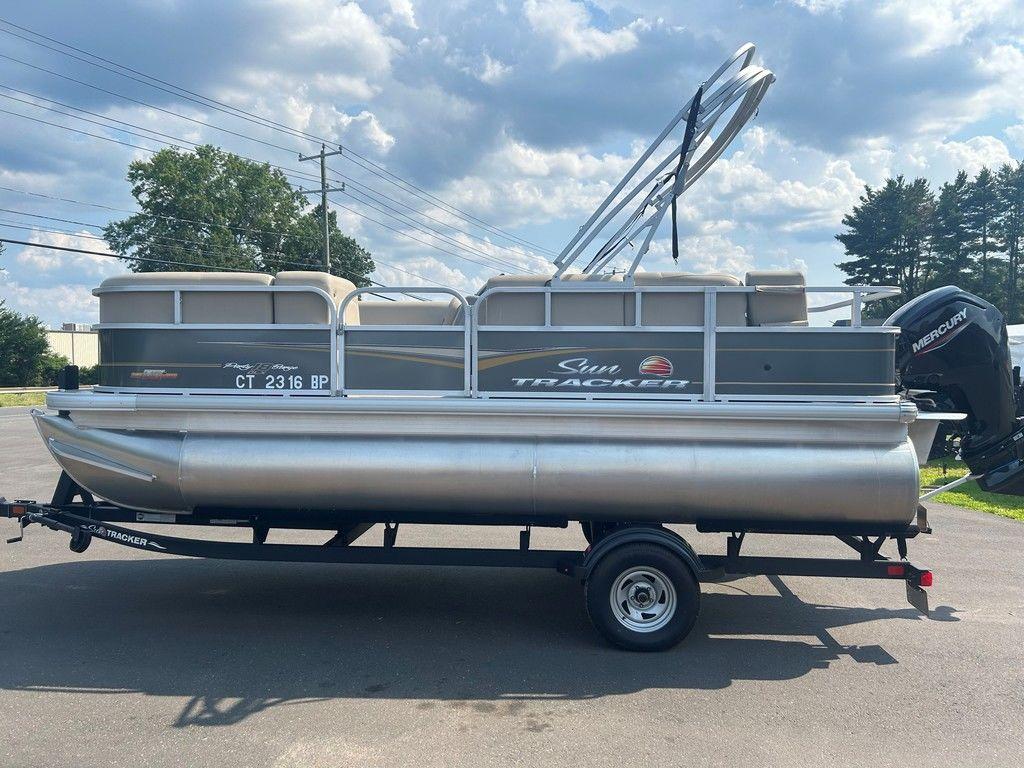 2023 Sun Tracker Party Barge 18 DLX