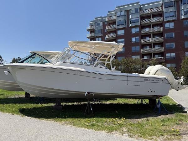 Grady-White Freedom 285 2025 Grady-White Freedom 285 boat displayed outdoors near modern building.