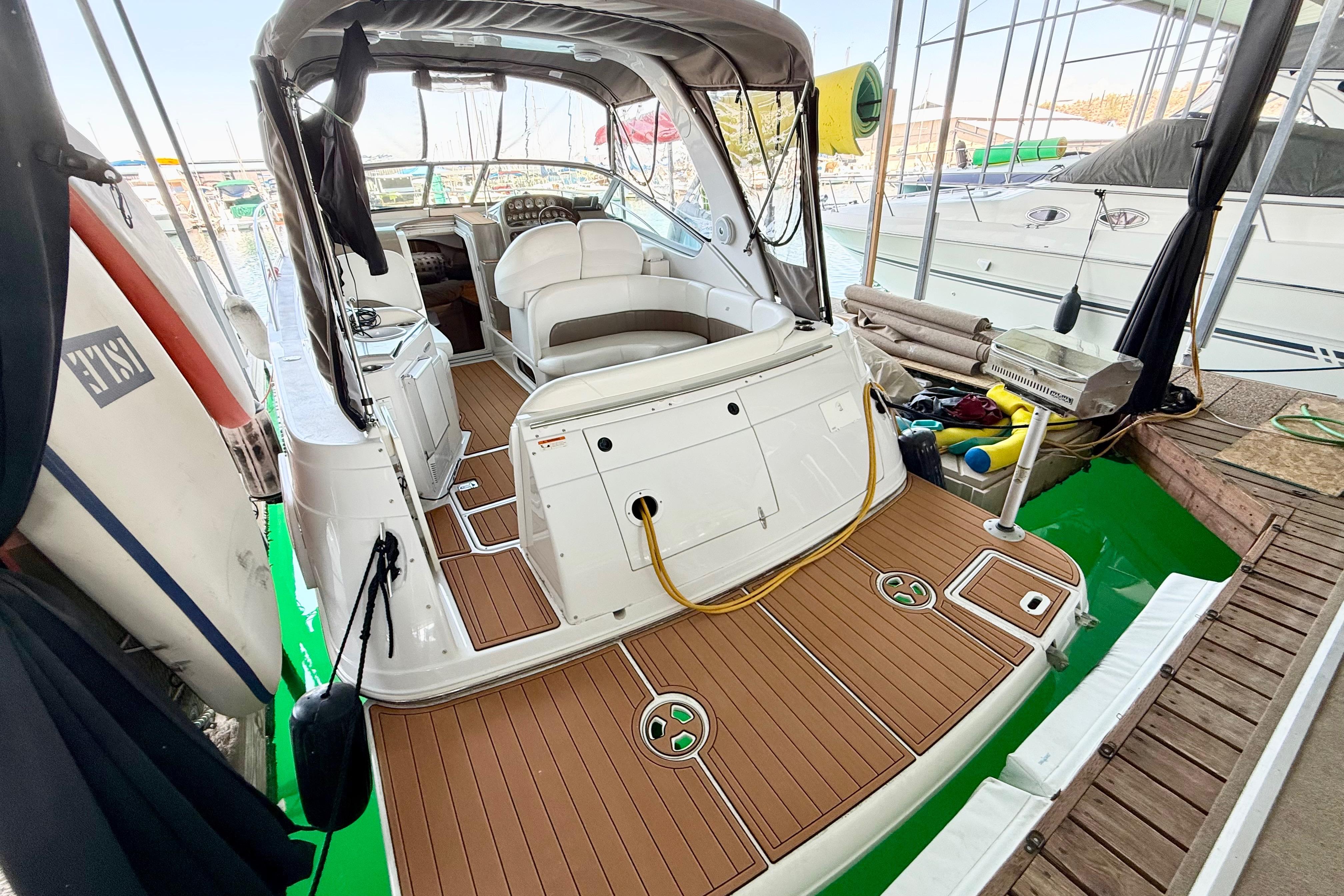 Four Winns 298 Vista 2004 Four Winns 298 Vista boat docked, featuring spacious deck and seating area.