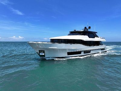 Ocean Alexander 28 legend Luxury Ocean Alexander 28 Legend yacht cruising on open sea, 2025 model.