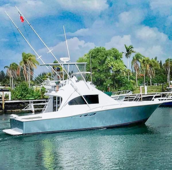 Luhrs 350 Tournament 1993 Luhrs 350 Tournament boat on water, surrounded by palm trees and blue sky.