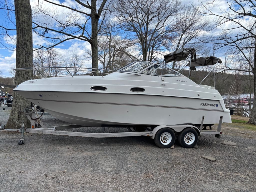 1999 Four Winns 258 Vista