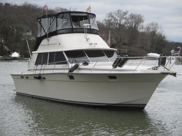 Silverton 37 Convertible Starboard Bow