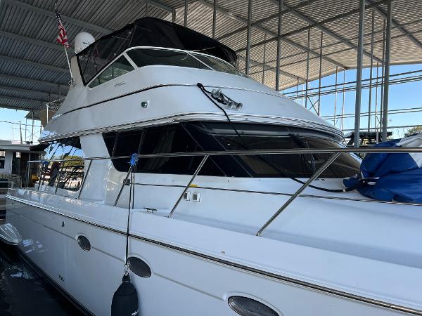 Carver 450 Voyager Pilothouse 2001 Carver 450 Voyager Pilothouse yacht docked under a covered marina.