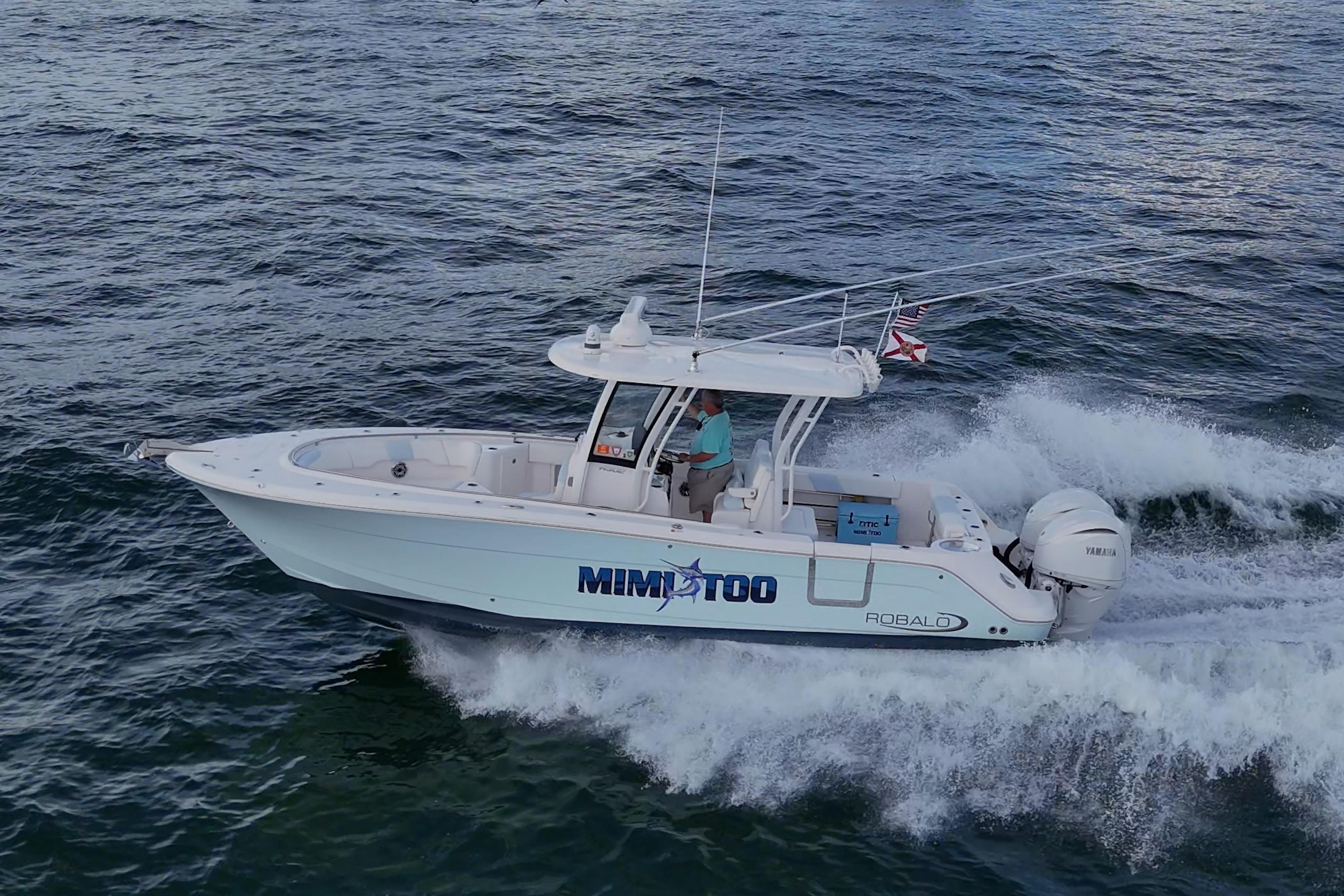 2023 Robalo R302 Center Console