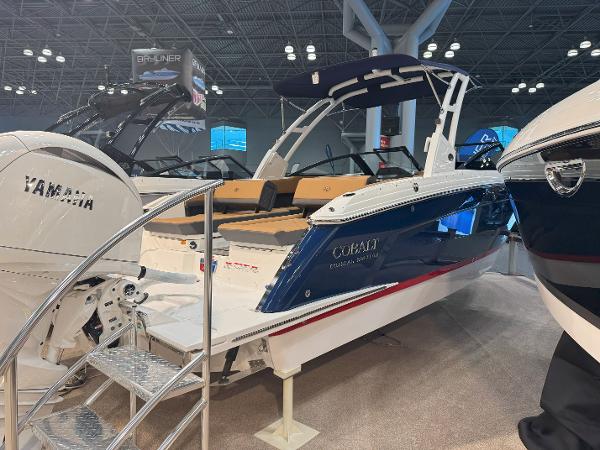 Cobalt R8 Outboard 2025 Cobalt R8 Outboard boat displayed indoors with Yamaha engine.