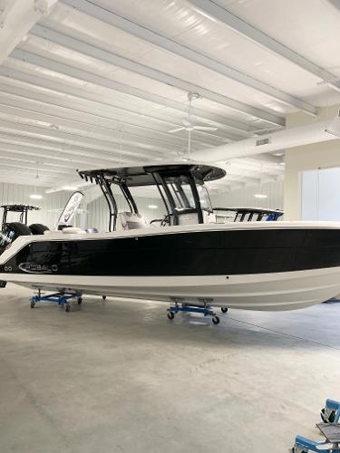 Robalo R302 Center Console 2024 Robalo 302 boat in a showroom.