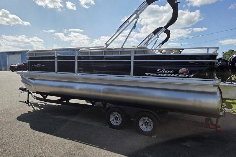 2025 Sun Tracker SF 22 DLX