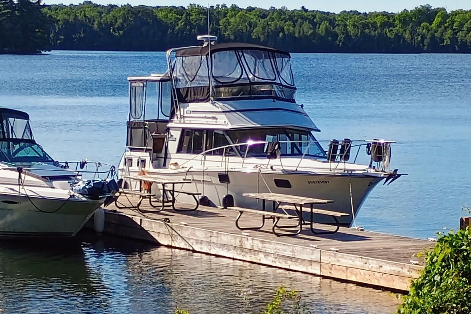 1988 Carver 3207 AFT CABIN MOTOR YACHT