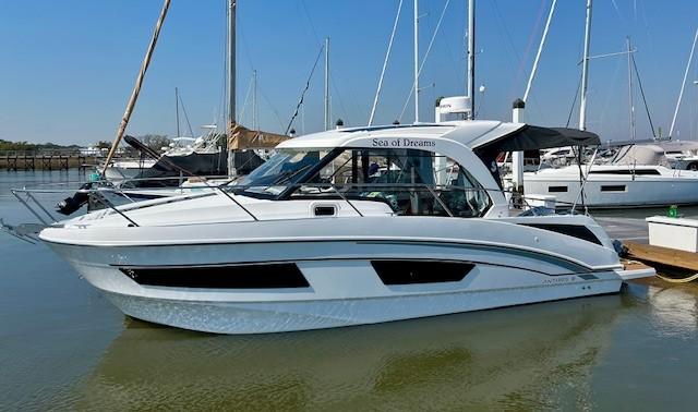 Beneteau Antares 9 2024 Beneteau Antares 9 boat docked in marina, sleek design, white exterior.