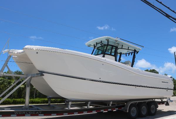 World Cat 325 CC 2025 World Cat 325 CC boat on a trailer under a clear blue sky.