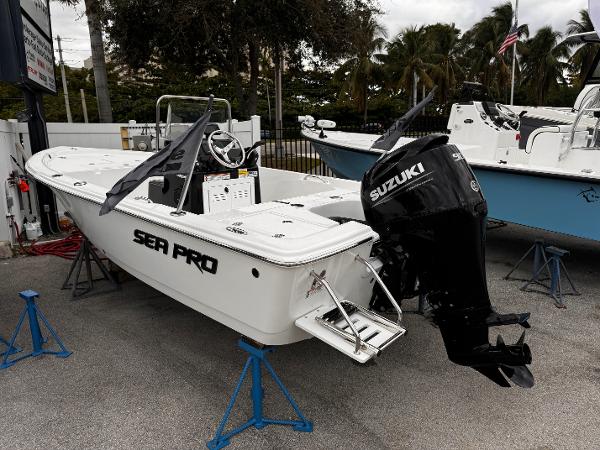 2025 Sea Pro 172 Bay Series