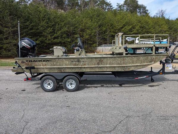 Tracker Grizzly 2072 CC Sportsman 2024 Tracker Grizzly 2072 CC Sportsman boat on a trailer in a parking lot.