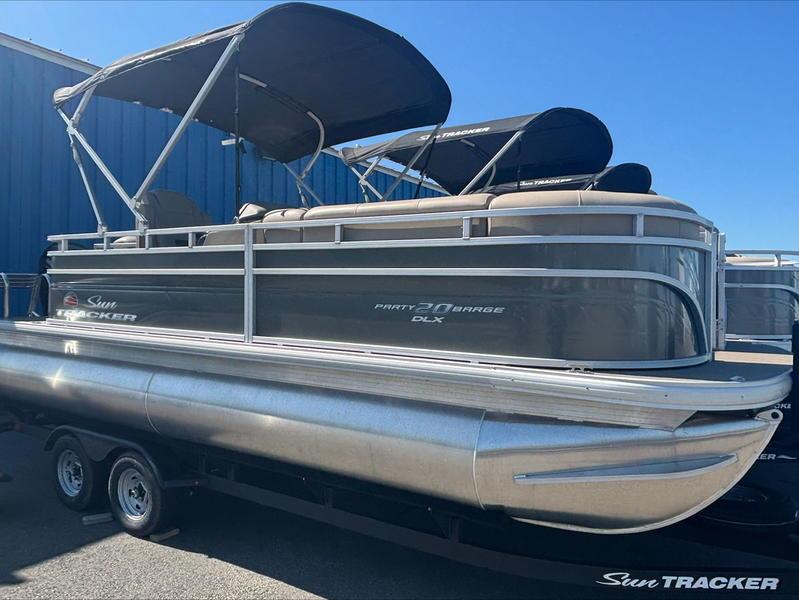 Sun Tracker PB 20 DLX 2024 Sun Tracker PB 20 DLX pontoon boat with canopy, parked on a trailer.