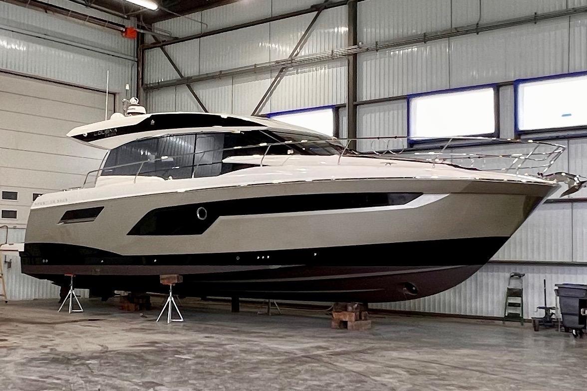 Prestige 520 2018 Prestige 520 yacht in a warehouse, elevated on supports.