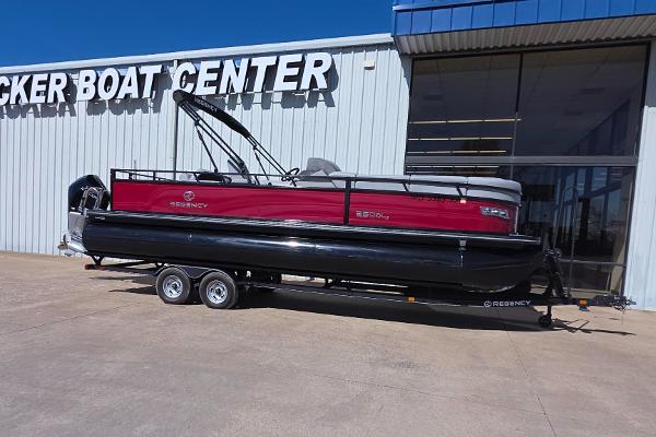 Regency 250 DL3 2023 Regency 250 DL3 pontoon boat on trailer outside boat center.