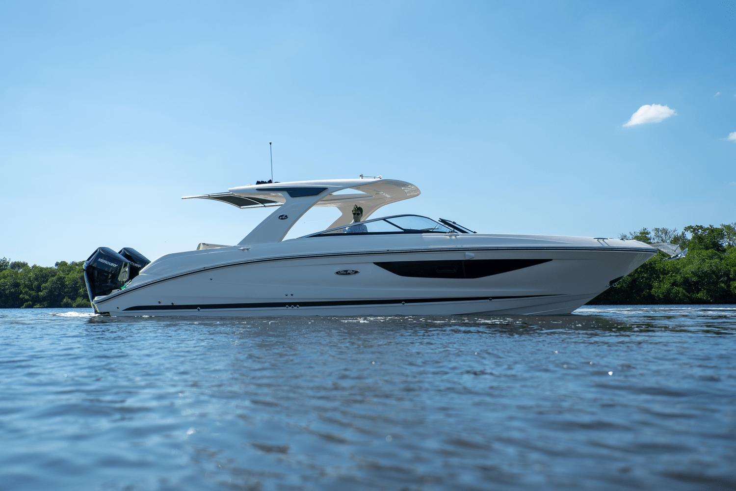 2025 Sea Ray SLX 350 Outboard