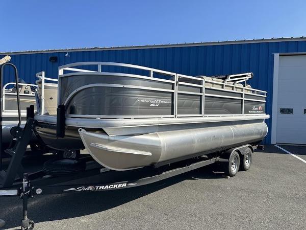 Sun Tracker FB 20 DLX 2025 Sun Tracker FB 20 DLX pontoon boat on trailer, parked outdoors.
