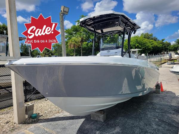 Wellcraft 222 Fisherman 2023 Wellcraft 222 Fisherman boat on sale, sleek design, outdoor display.