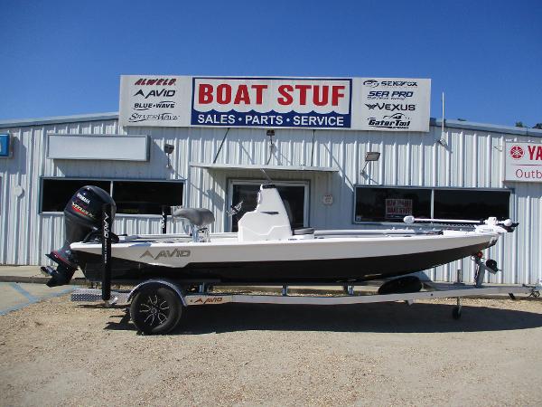 Avid 21 FSX 2025 Avid 21 FSX boat on trailer outside dealership.