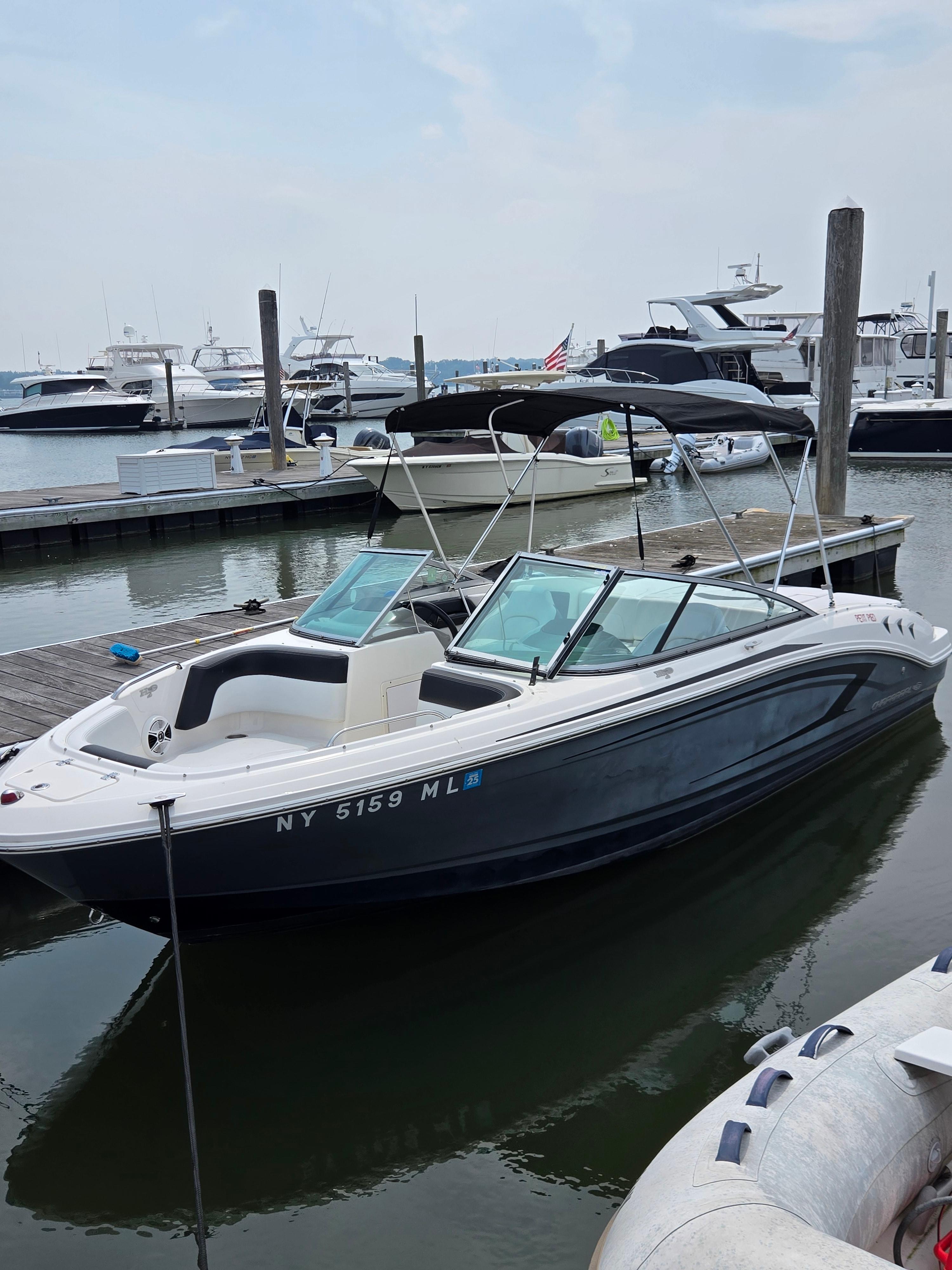 Chaparral 21 H2O Sport 2016 Chaparral 18 H2O Sport boat docked in a marina.
