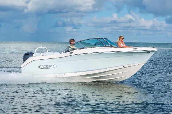 Robalo R207 Dual Console 2025 Robalo R207 Dual Console boat cruising on open water under a cloudy sky.