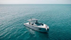 Tesoro T40 Inboard 2026 Tesoro T40 Inboard yacht cruising on open sea, featuring sleek design and modern amenities.