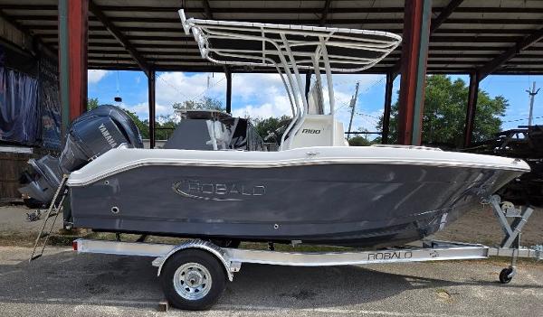 Robalo R180 Center Console