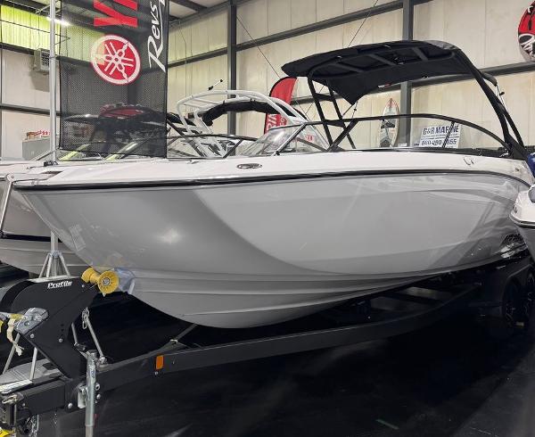 Yamaha Boats AR250 2025 Yamaha Boats AR250 displayed in showroom, featuring sleek design and modern features.