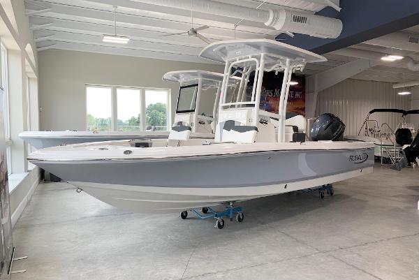 Robalo 226 Cayman 2024 Robalo 226 Cayman boat displayed in a showroom.