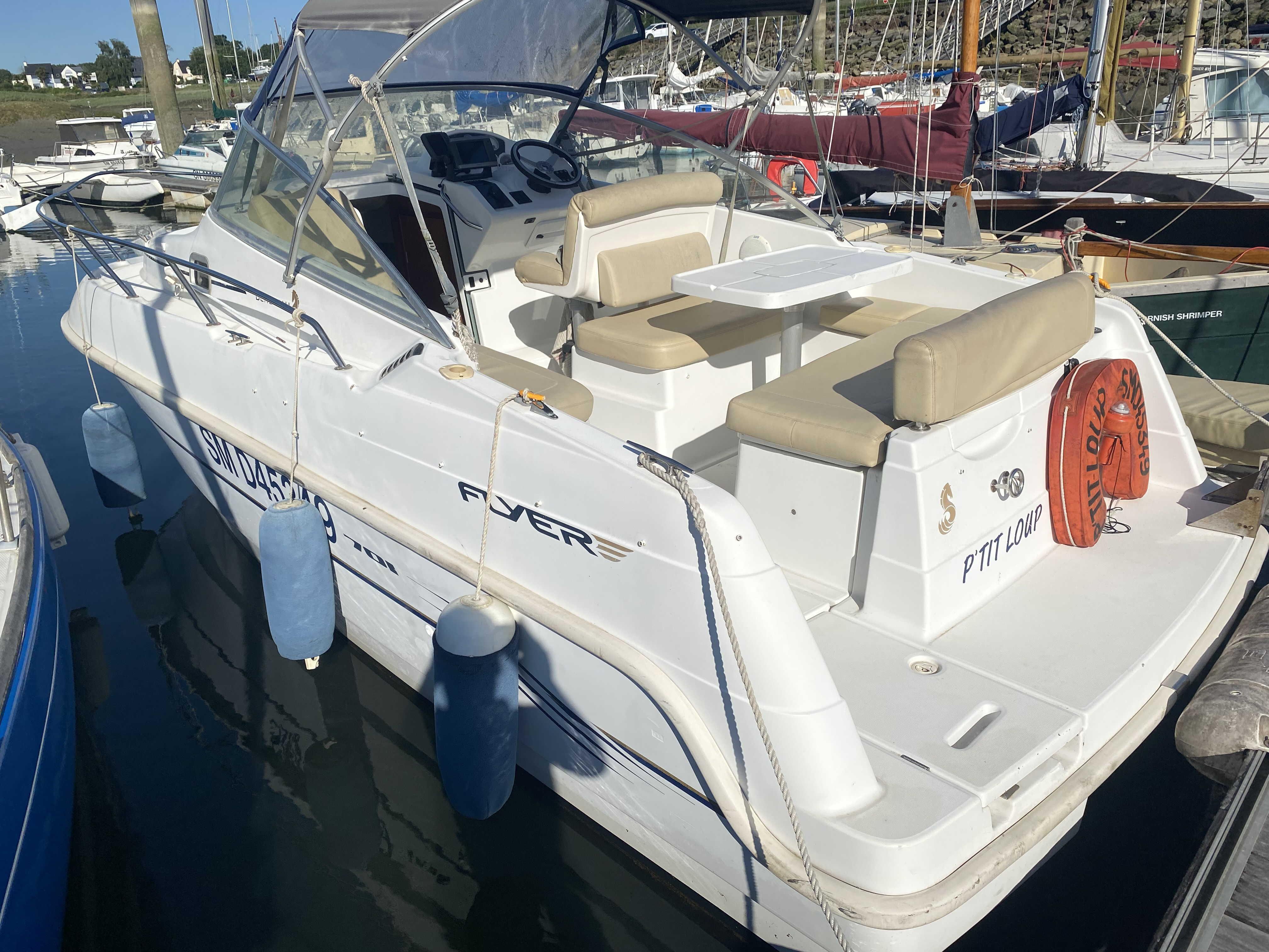 Beneteau Flyer 701 2007 Beneteau Flyer 701 boat docked, featuring seating and a table on deck.