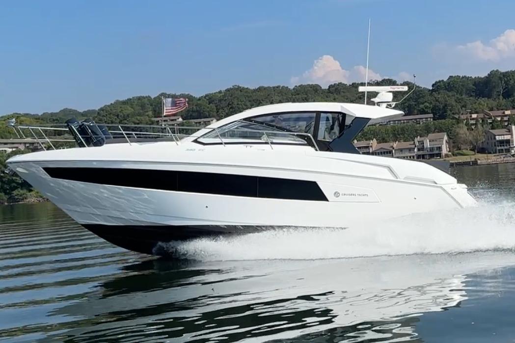 2022 Cruisers Yachts 390 Express Coupe
