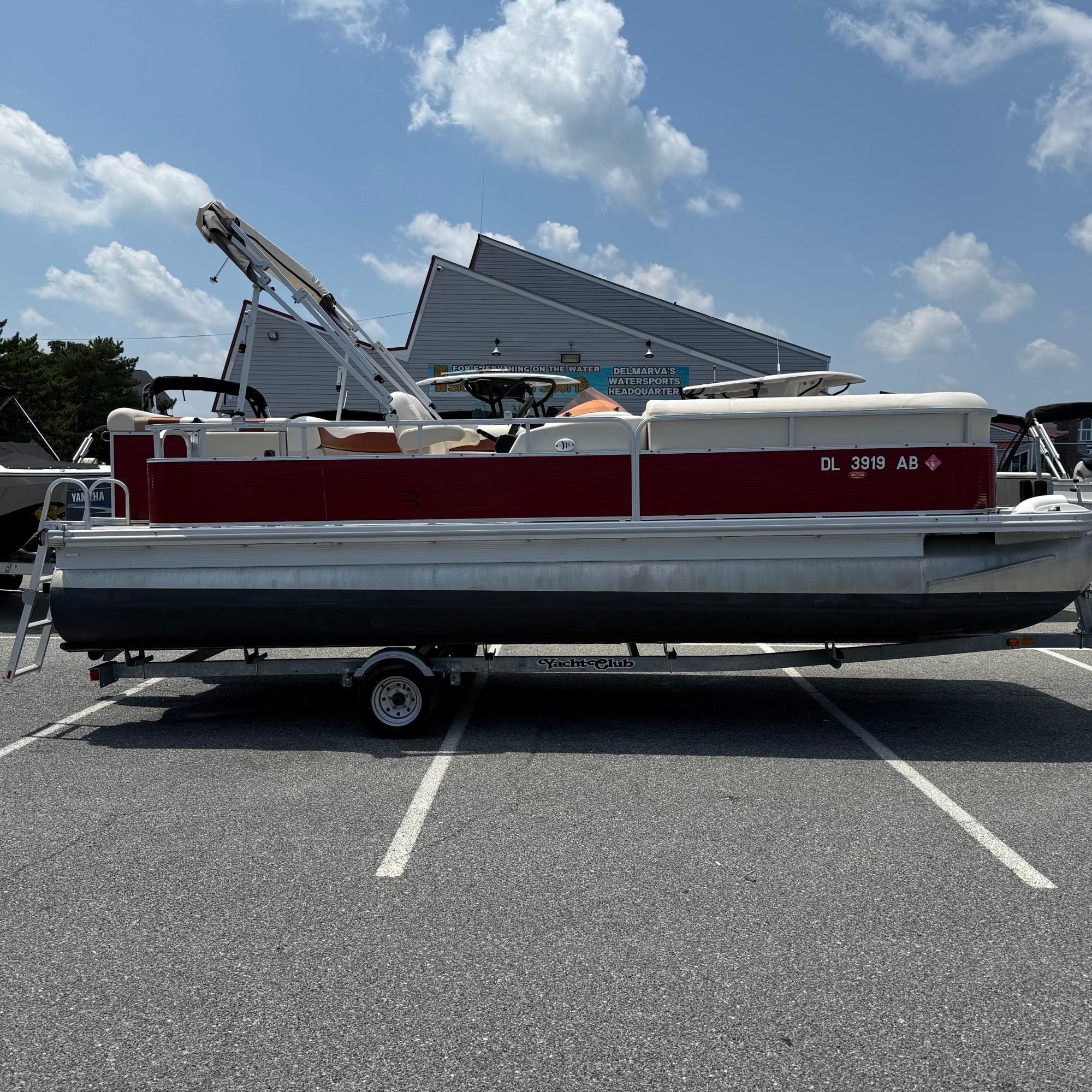 Bennington 22 pt 25 2007 Bennington 22 PT 25 pontoon boat on trailer in parking lot.