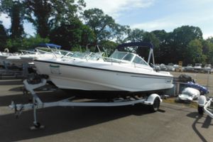 Boston Whaler 20 Ventura Bowrider 1998 Boston Whaler 20 Ventura Bowrider on trailer, parked outdoors.