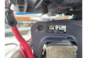 Randmeer Advance Close-up of a Yamaha F4BMH engine label on a 2002 Randmeer Advance boat.