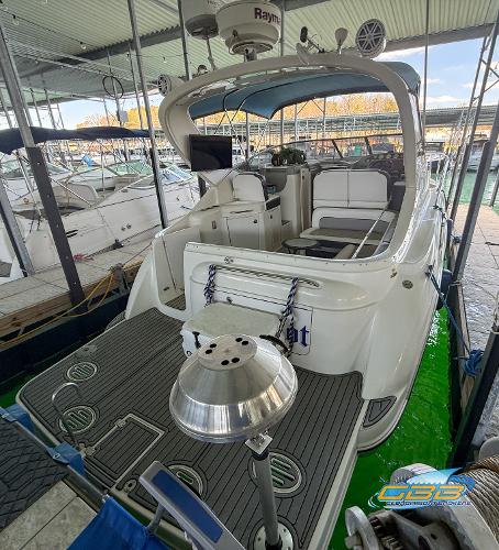 Bayliner 305 2006 Bayliner 305 boat docked, featuring spacious deck and modern amenities.