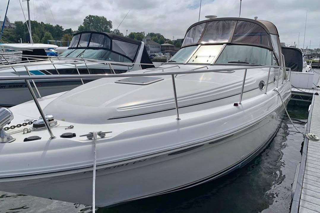 Sea Ray 340 Sundancer 2000 Sea Ray 340 Sundancer docked at marina, featuring sleek white design and spacious deck.