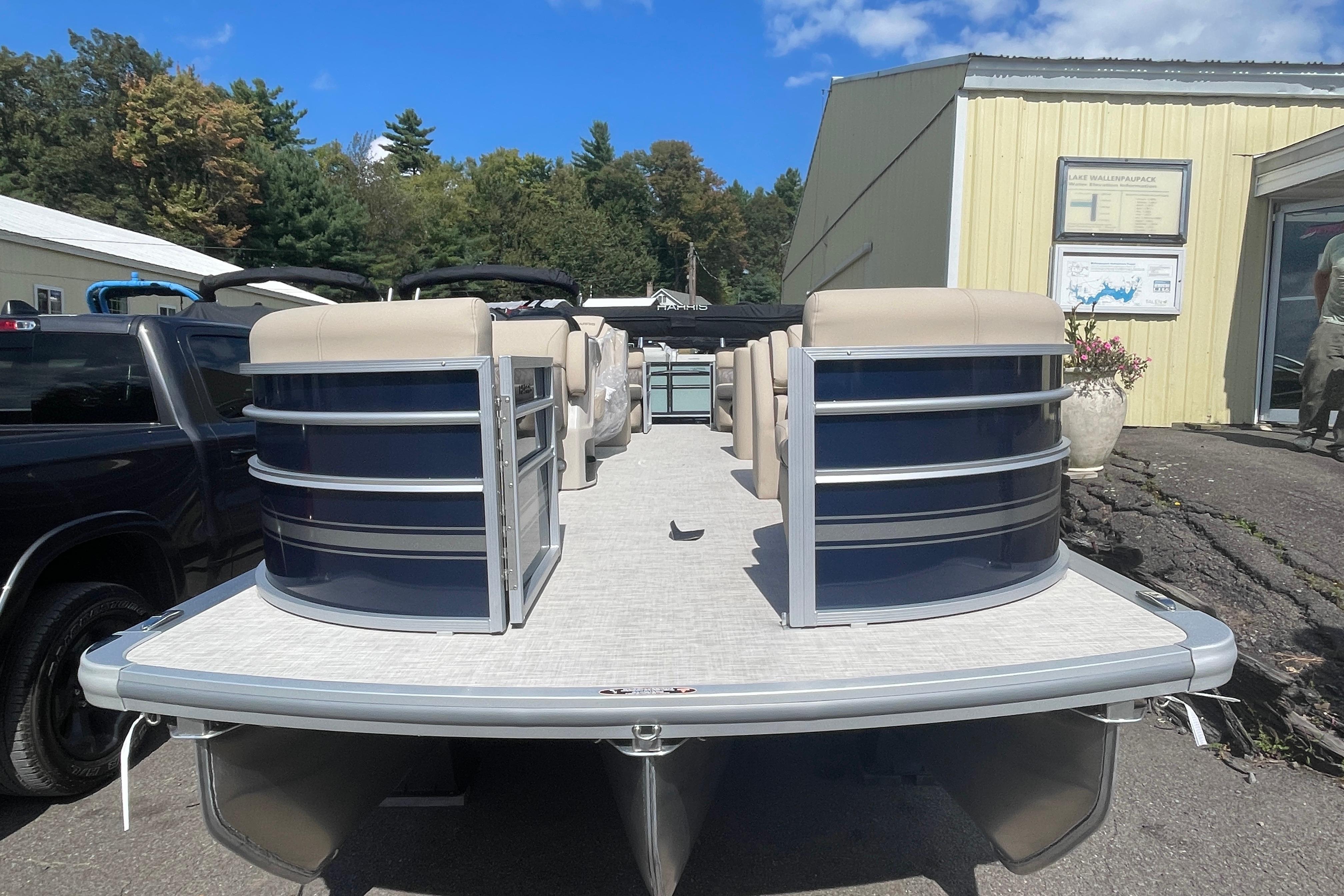 Harris Cruiser 230 CW 2026 Harris Cruiser 230 CW pontoon boat parked outdoors near a building.