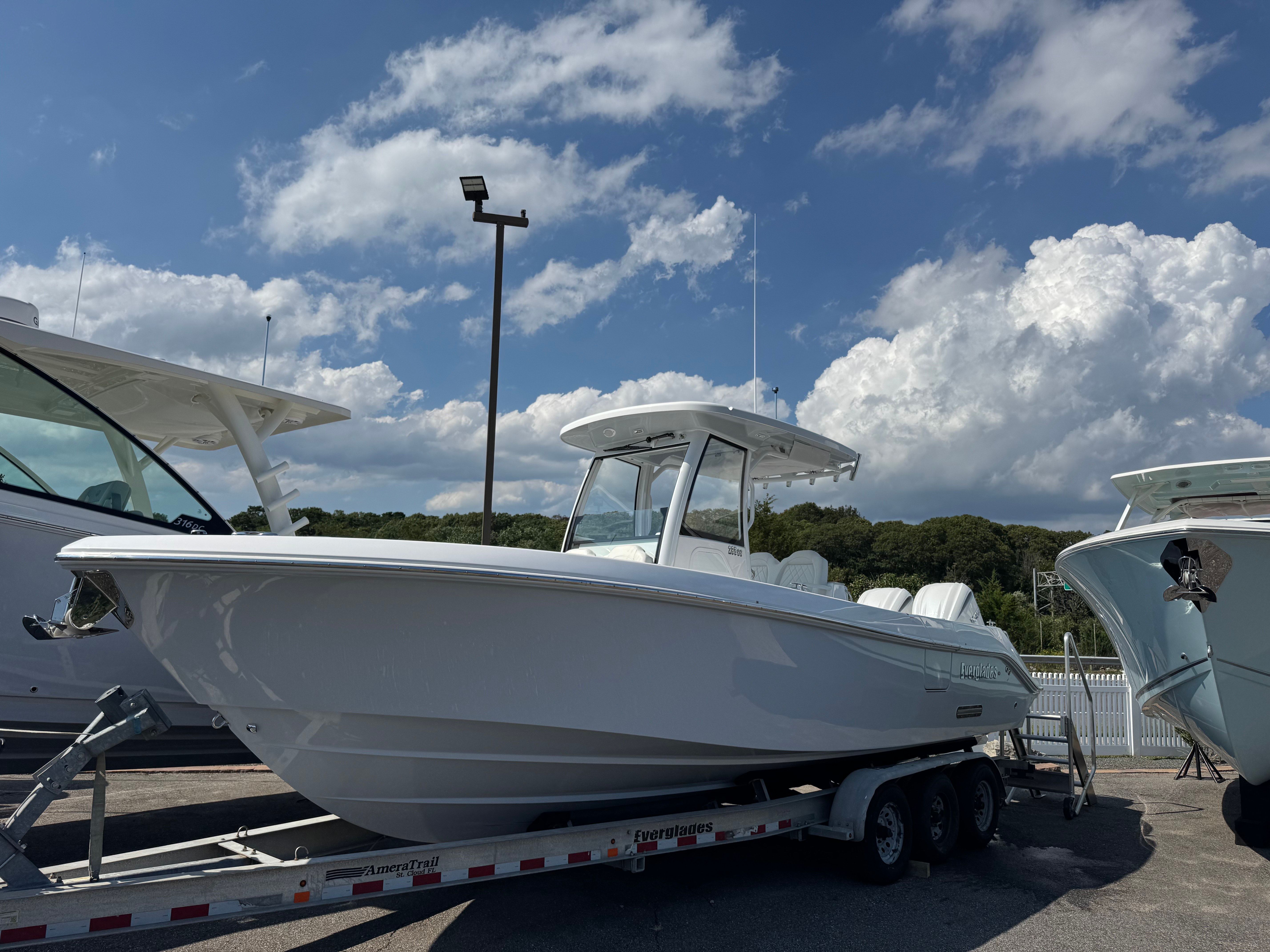2024 Everglades 285 Center Console