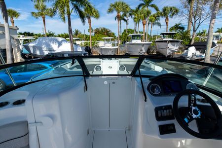 BRAND NEW Hurricane SunDeck 2690: Style, Comfort, Luxury. – Marine