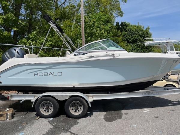 2017 Robalo R207 Dual Console
