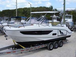 Beneteau Flyer 9 SUNdeck 2023 Beneteau Flyer 9 SUNdeck boat on trailer, ready for adventure.