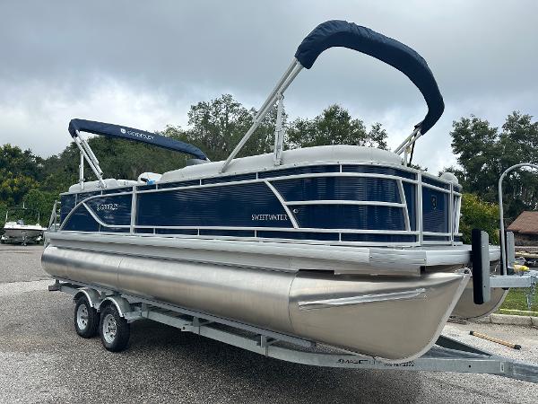 Sweetwater 2286 SB 2024 Sweetwater 2286 SB pontoon boat on trailer, blue and silver design.