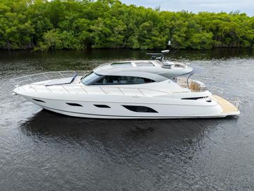 2026 Riviera 6000 Sport Yacht