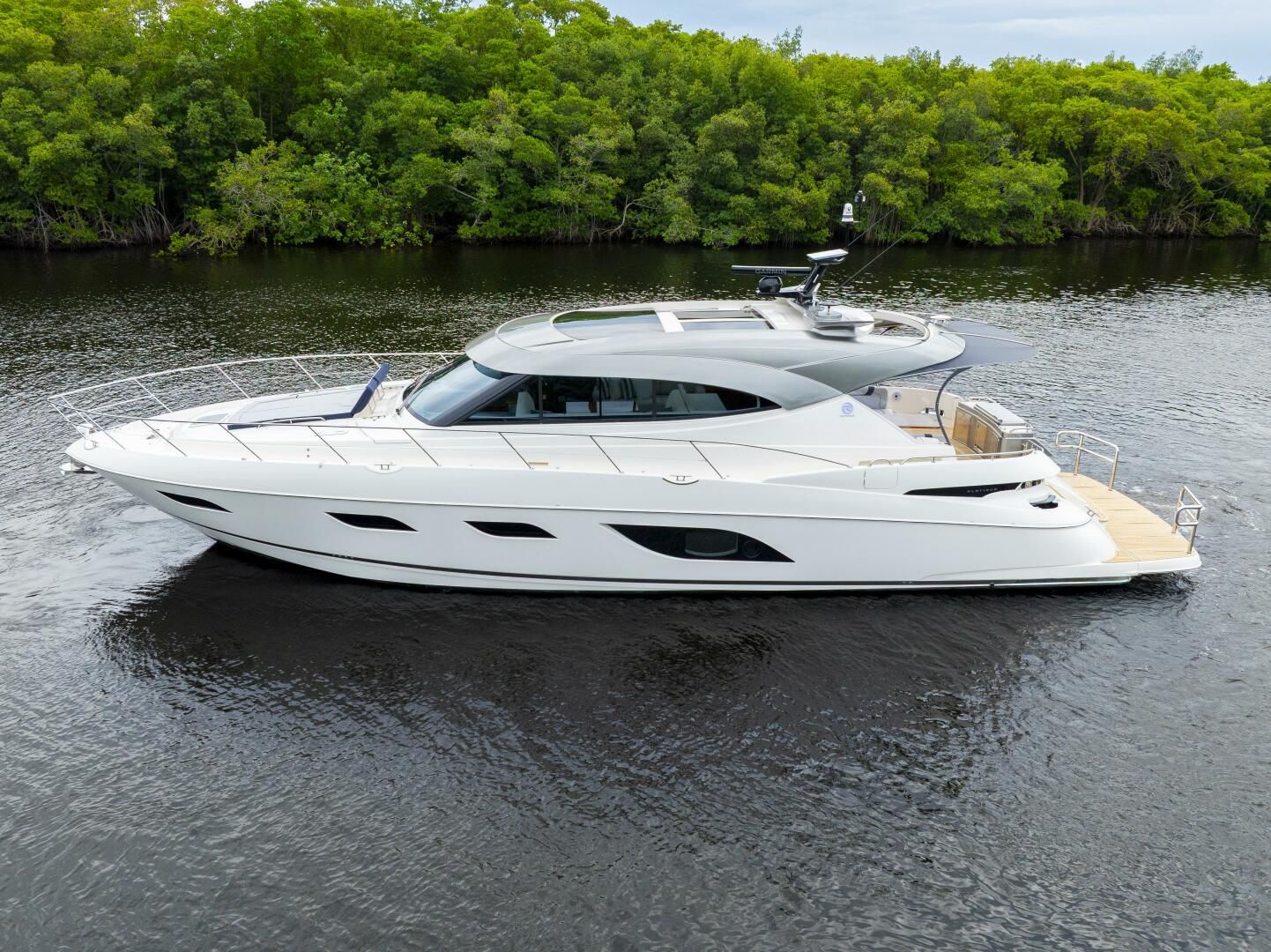 2026 Riviera 6000 Sport Yacht