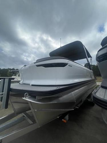 Manitou 22 CRUISE FLEBRF STEALTH 2024 Manitou 22 Cruise FLEBRF Stealth pontoon boat on trailer.