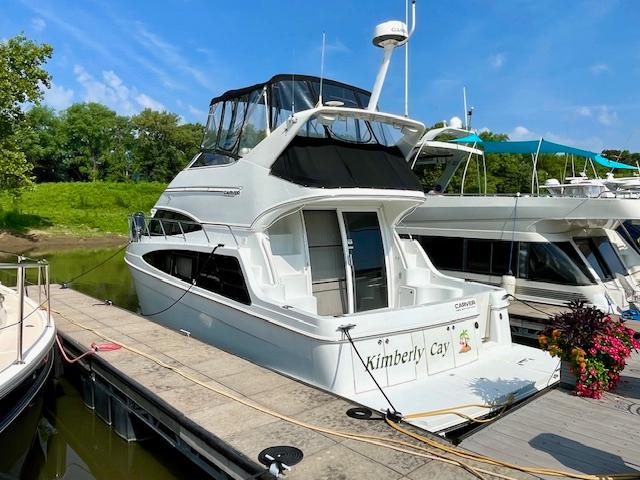 Carver 360 Sport Sedan 2003 Carver 360 Sport Sedan docked, featuring sleek design and spacious upper deck.