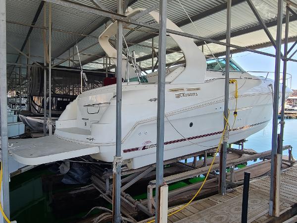 Cruisers Rogue 1995 Cruisers Rogue boat docked in a covered marina.